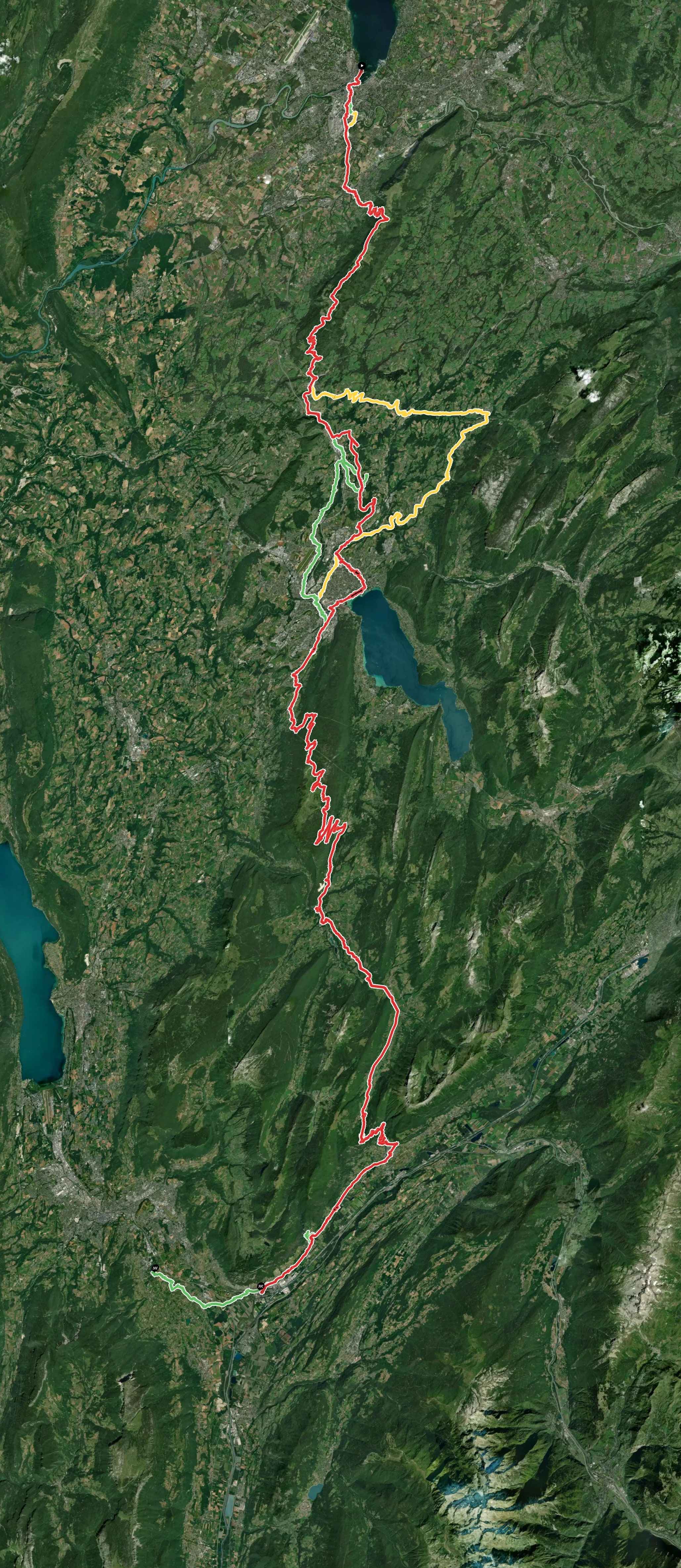 Itinéraire tracé dans les Alpes avec ses variantes, ses alertes de pente et ses points d’intérêt